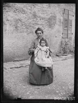 Femme assise tenant un enfant (Amance)